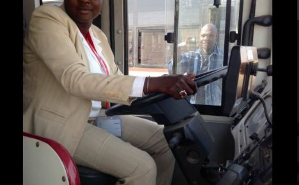 Voici Sophie Diouck, la première femme conductrice de bus Dakar Dem Dikk