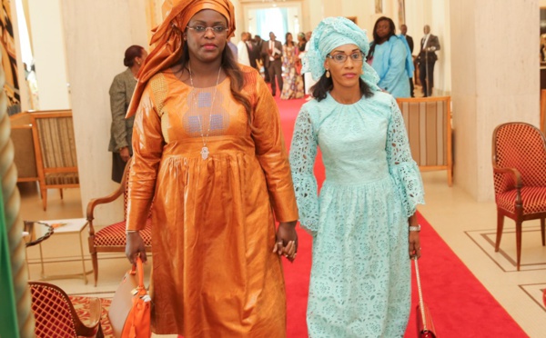 Photos-Affaire de First Ladies, Marième Faye Sall et son hôtesse en mode taille Mame très élégantes