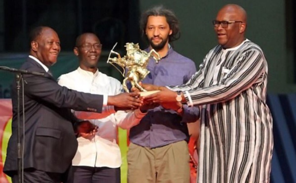 Photo- Alain Gomis entouré de Roch M. C. KABORE et d'Alassane Ouatara recevant l'Etalon d'or de Yennenga du Fespaco 2017