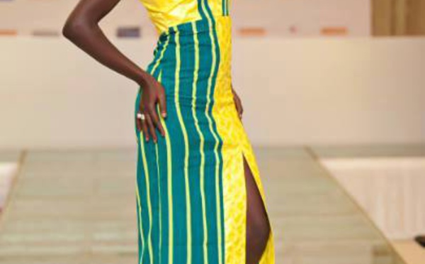 Fleur Mbaye dans une belle tenue qui met en valeur sa silhouette gracile