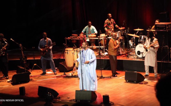 [10 Photos] Youssou Ndour enflamme la France avec un énorme concert …