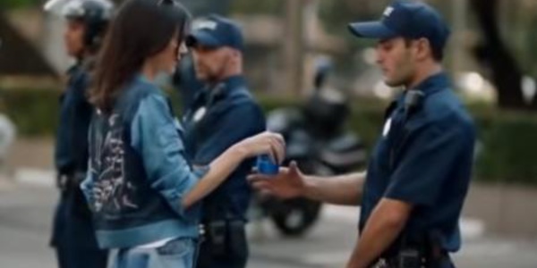 Vidéo-Pepsi contraint de retirer une publicité avec Kendall Jenner qui mettait en scène les tensions raciales