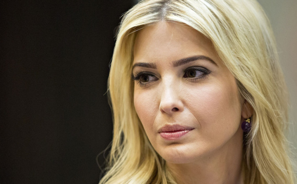 Ivanka Trump: une de ses voisines fait sensa­tion à une manif avec du vin et un manteau de four­rure