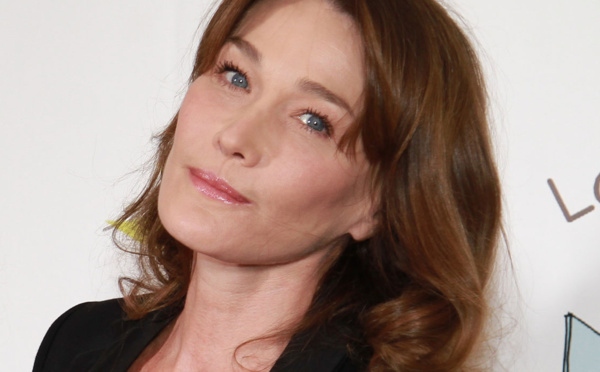 Carla Bruni incen­die Inter­net avec une photo vintage en body trempé très trans­pa­rent