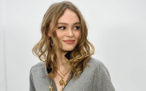 Lily-Rose Depp : sa voca­tion pour la mode est née en accom­pa­gnant sa mère sur les shoo­tings