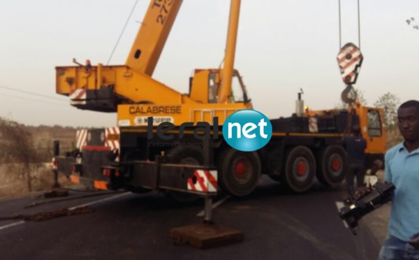 ​ Photos-Thiès : Un camion qui transporte un conteneur s’est renversé sur la route