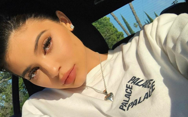 Kylie Jenner cherche son look pour Coachella et c'est très coloré