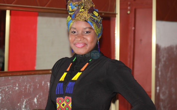 Elle, c'est Linguère Fashion splendide avec son foulard à l'Africaine