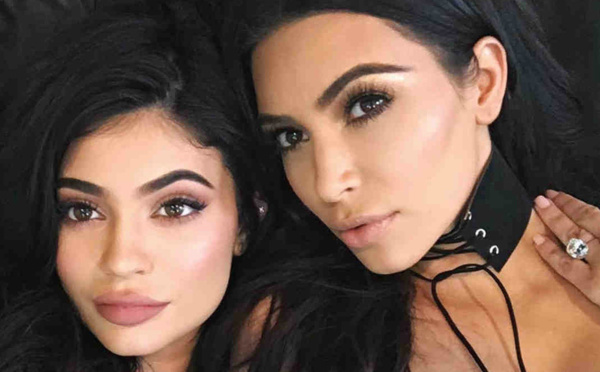 Kylie Jenner et Kim Karda­shian : leur éton­nante vidéo pour leur première gamme de make-up