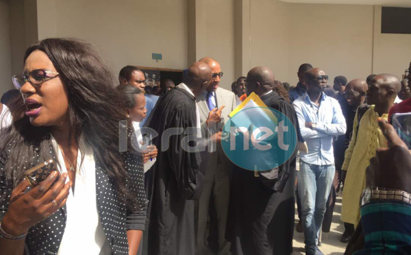 (04Photos) Abdoul Mbaye et son épouse à la sortie du Tribunal 