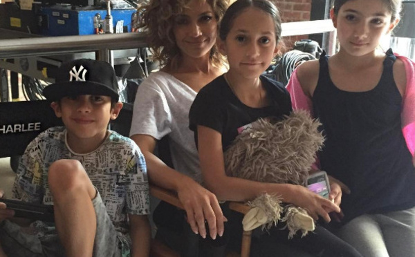 Photo de famille: les jumeaux de Jennifer Lopez lui rendent visite en plateau !