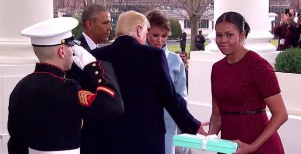 On sait enfin pourquoi Michelle Obama a fait une tête bizarre en recevant le cadeau de Melania Trump