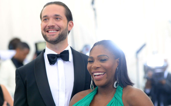 Serena Williams très enceinte, sexy aux côtés de son amou­reux au Met Gala