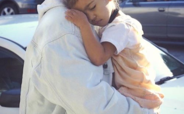 Kim Kardashian: elle dévoile une rare photo de Kanye West et de leur fille, Read