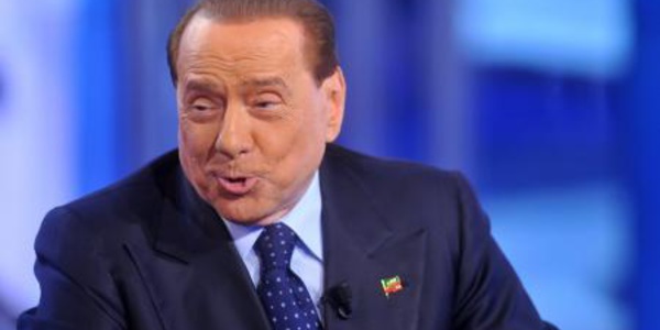 Le sulfureux Silvio Berlusconi insinue que Brigitte Macron est la «jolie maman» du président français