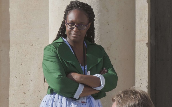 Sibeth Ndiaye, la conseillère presse d'Emma­nuel Macron, critiquée pour son look, persiste et signe