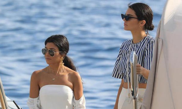 Cannes : Kendall Jenner et Kourtney Kardashian ultra sexy en bikini