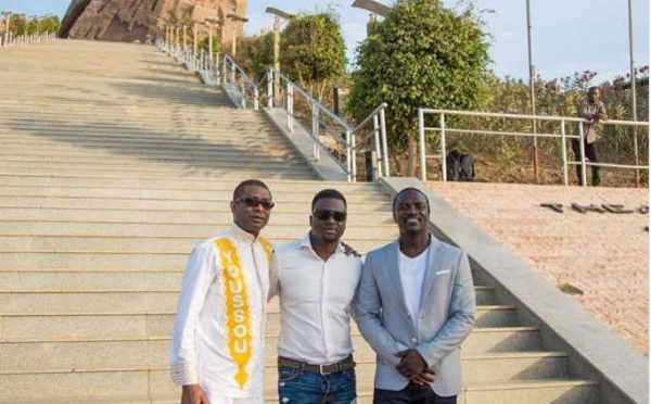 Youssou Ndour, Thione Niang et Akon au monument de la Renaissance Africaine