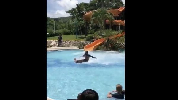 Vidéo: un homme glisse sur l’eau sans ski et fait le buzz sur internet