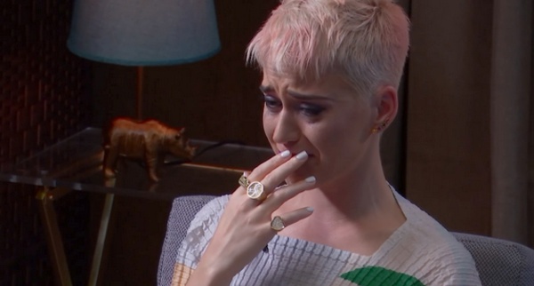 Katy Perry, en larmes, brise le silence sur sa dépression (VIDÉO)  