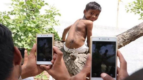 Inde : ce petit garçon est considéré comme un dieu pour quelque chose qui le distingue des autres. Photos