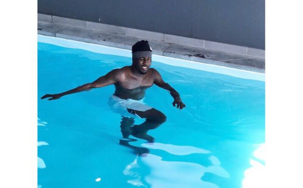 Pape Ndiaye  Souarè dans la piscine: la rééducation continue