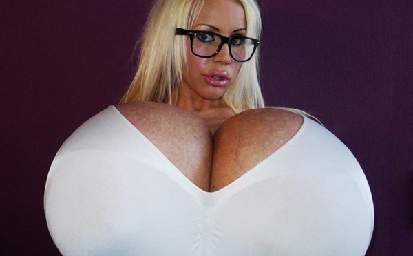 Cette femme prétend avoir les plus gros seins du monde. C'est inimaginable !