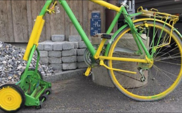 Un vélo-​​tondeuse en guise de cadeau de mariage