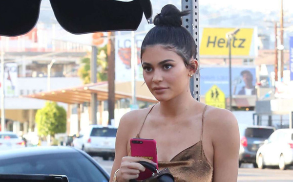 PHOTOS Kylie Jenner pose dans une voiture et ce n’est pas très flat­teur…