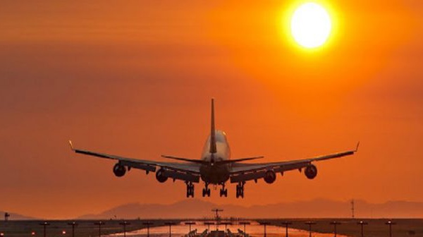 Un bébé né à bord d’un avion, obtient des voyages gratuits à vie.