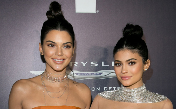 « Ces sourires figés » Kylie Jenner : sa craquante photo d’en­fance avec sa grande sœur Kendall