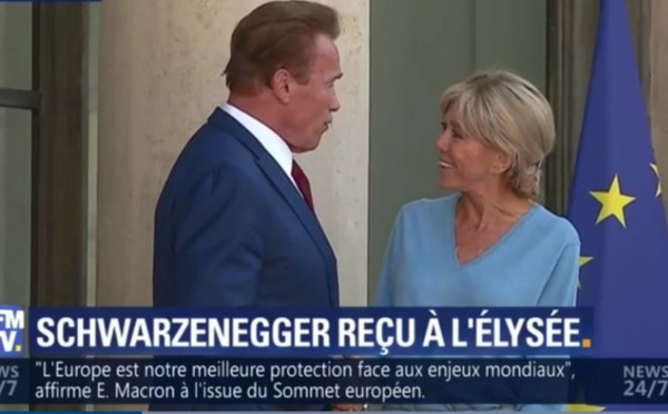 Quand Arnold Schwarzenegger remonte le perron de l'Élysée pour saluer Brigitte Macron