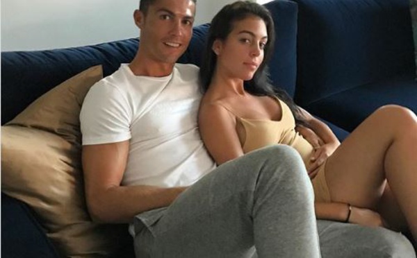 L'attaquant du Real Madrid Cristiano Ronaldo a annoncé la naissance de jumeaux.