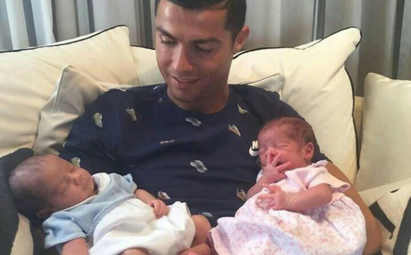 Trop mignon ! Cristiano Ronaldo nous présente ses jumeaux