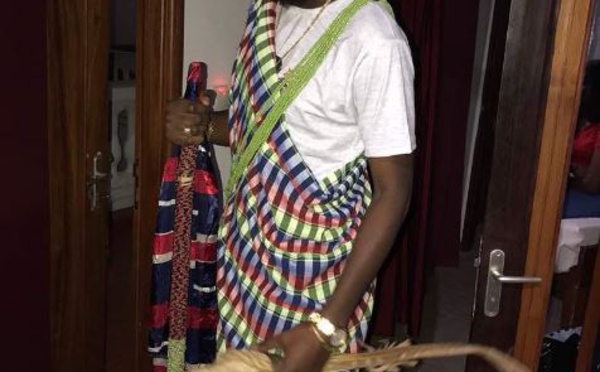 Waly Ballago Seck en tenue traditionnelle Diola