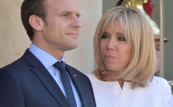 La réaction d'Emmanuel Macron lorsqu'on offre à sa femme une... crème anti-âge