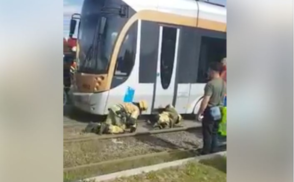 Cette dame s'en sort saine et sauve, après être passée sous le Tram