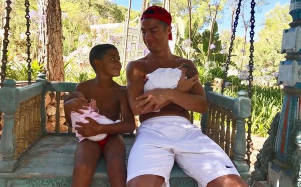 Cristiano Ronaldo pose avec ses trois enfants 