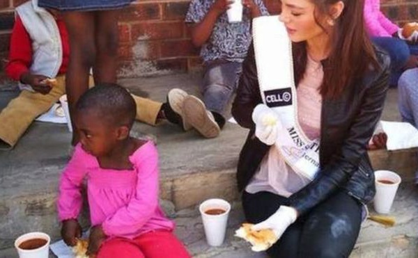 Les gants de Miss Afrique du Sud créent la polémique