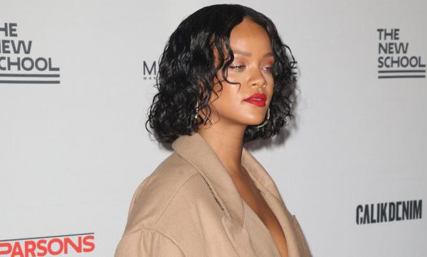 Rihanna: une ancienne photo improbable de la chanteuse fait le buzz, découvrez pourquoi