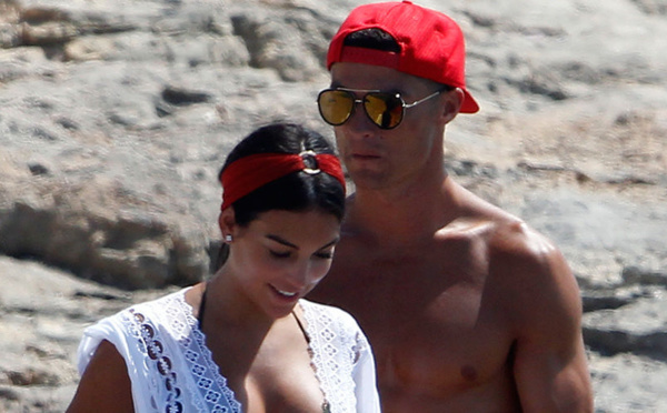 PHOTOS – Qui est Geor­gina Rodri­guez, la compagne de Cris­tiano Ronaldo qui serait enceinte ?