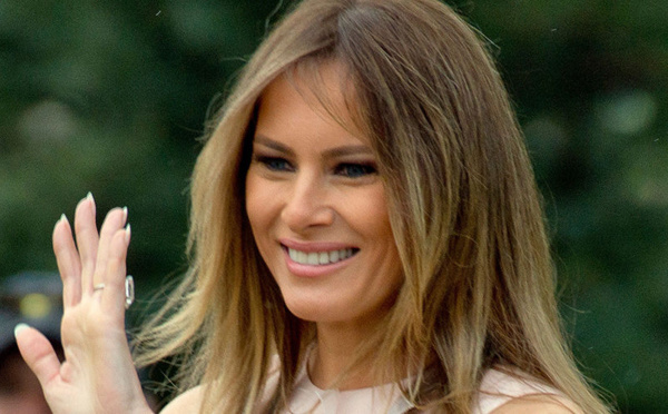 PHOTO – Le styliste de Mela­nia Trump explique sa tenue en hommage à la France pendant son dîner à la Tour Eiffel