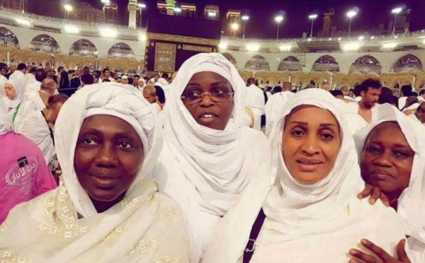  (02) Photos : La Première Dame, Marème Faye Sall, en mode Umrah