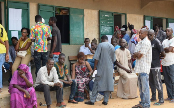 (Photos) Pikine -  Bureau de vote N09  - Entre l’étincelle et le feu?