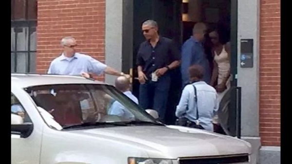 Moment émouvant: Barack et Michelle Obama accompagnent Malia pour son premier jour à Harvard (vidéo)