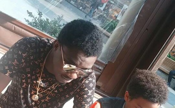 Wally Ballago Seck en compagnie de son fils aîné, Seydina Mohamed, à Londres