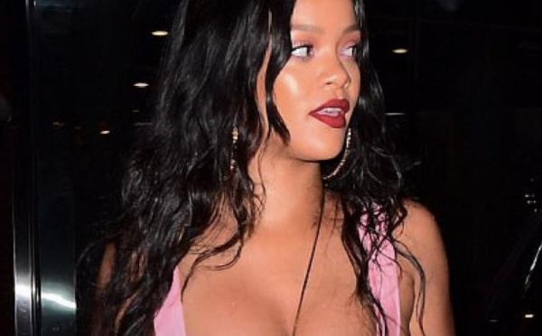 Cette tenue de Rihanna affole de nouveau le web, cette fois-ci, elle en montre beaucoup!