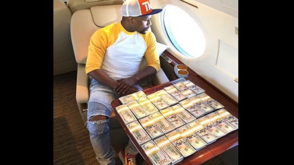 Floyd Mayweather déclare qu’il est officiellement, »milliardaire »(photos)