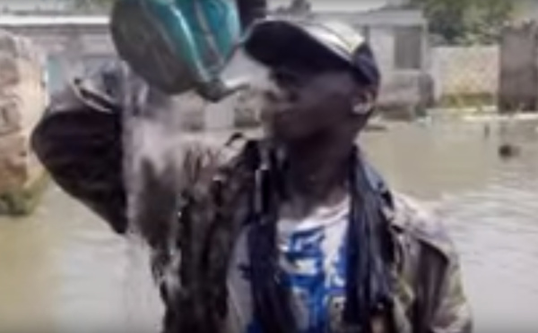 Incroyable! Ce talibé de Kara boit l'eau des inondations de Touba Ndamatou