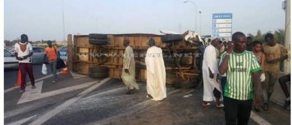 Images : Grave accident à l'entrée de l'autoroute à péage de Thiaroye : 30 blessés dont 7 graves 